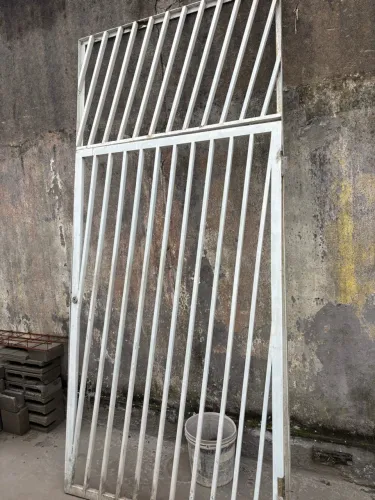 Portão de aço com fechadura