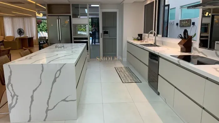 Casa em Condomínio para venda com 536 metros quadrados com 5 quartos em Jurerê - Florianóp