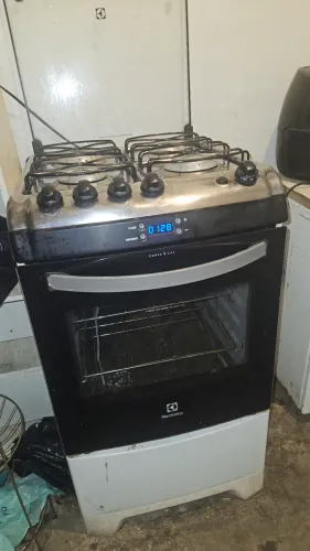 Vendo fogão 4 bocas Electrolux com acendedor automático, relógio, timer e forno
