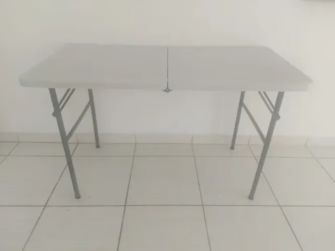 Mesa Dobrável Tipo Maleta (Comprimento:1,20m ;Largura:60cm; Altura:74cm).