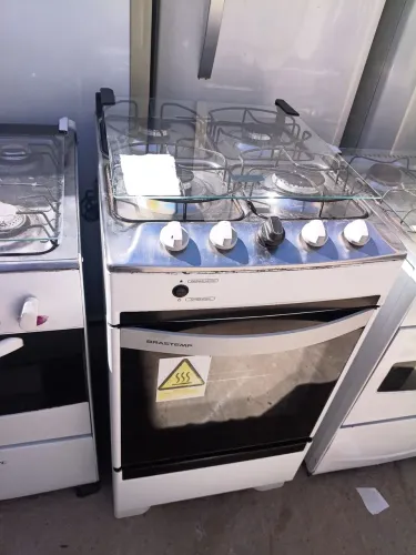 Vendo fogão automático Brastemp 4 bocas automático com luz no forno bem zelando