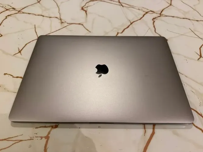 MacBook Pro 2019 15" i7 com Touchbar e Carregador Original/ Troco em IPhone 15 Pro Max 256