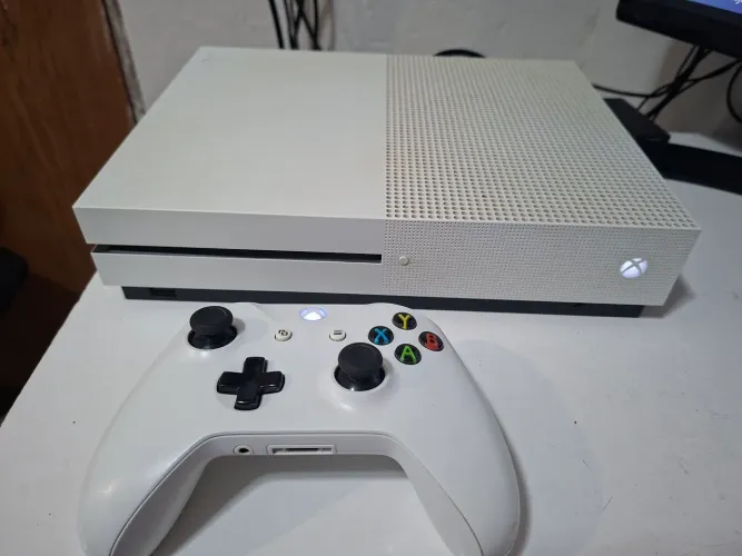Xbox One S 1TB + 4 Jogos Originais