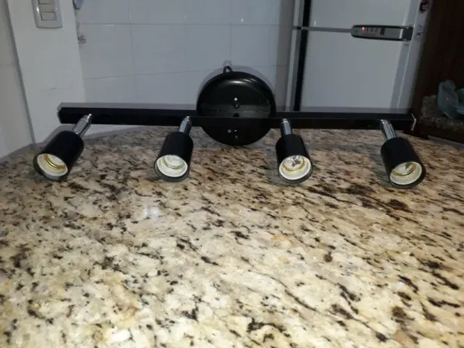 Luminária com 4 Spots em Alumínio Bocal E27 Preto usado