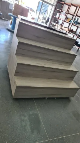Expositor estilo escada multnivel MDF