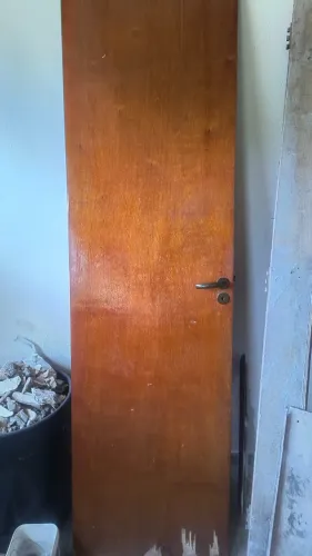 Porta de madeira 210x60cm com fechadura