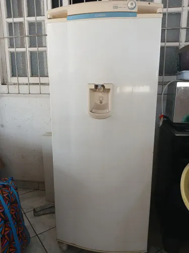 Geladeira em boas condições.