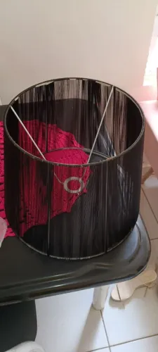 cúpula de abajur cilíndrica preta