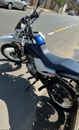 Moto toda em dia , interessado chama no WhatsApp 