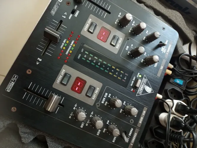 Par de cdjs e mixer Beheringer para DJs