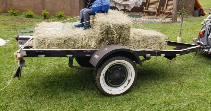 Reboque carretinha para transporte de motocicleta e cargas com trilho e base de alumínio