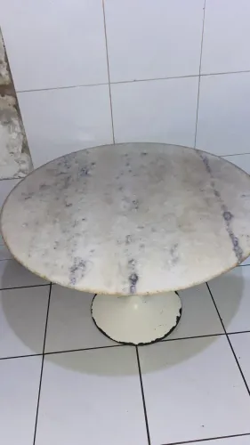 Mesa redonda com tampo de mármore e base de ferro