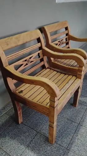 Poltronas em madeira de demolição