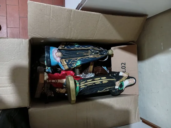 Vendo 36 imagens de Santo por 100 reais