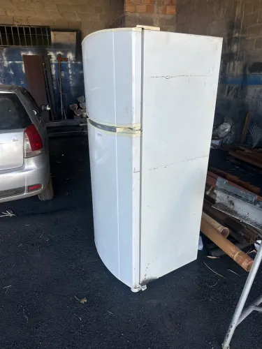 Geladeira funcionando precisa achar vazamento de gás compressor funcionando gela pouco 