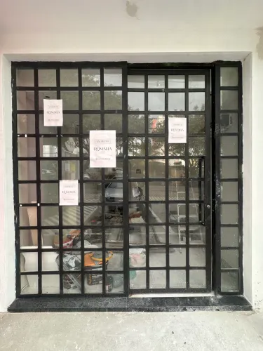 PORTA DE FERRO COM VIDROS