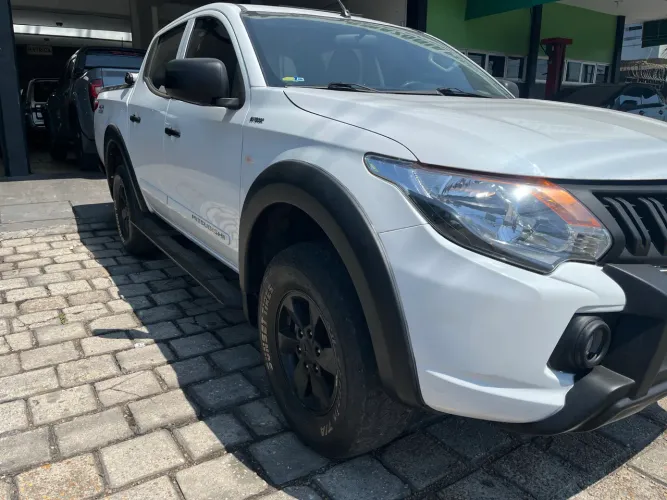 Mitsubishi L200 Tri. Outd. GLX 2.4 CD 4X4 Die. MEC 2024