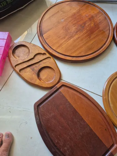 Vendo varias bases de madeira incompletas 