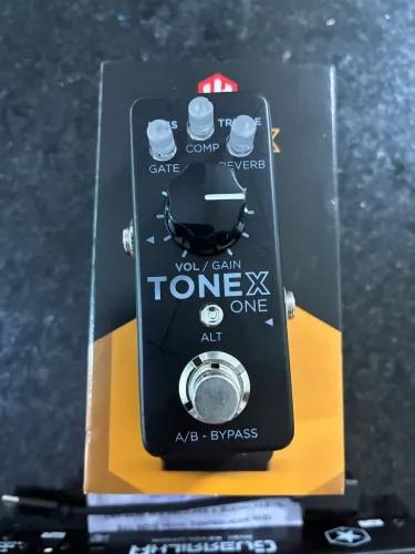 Tonex One + Controlador Mídi MT4