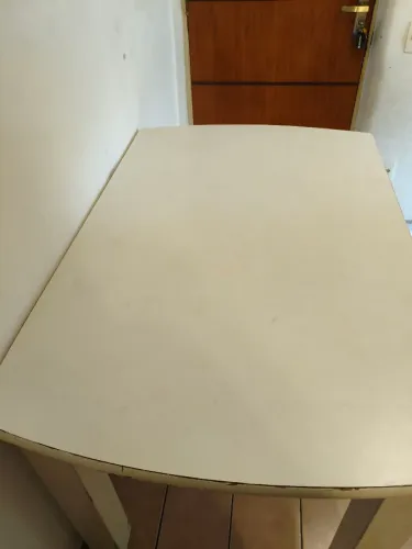 Mesa branca usada