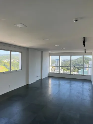 Locação comercial - Sala com 45 m² Andar alto 1 vaga de garagem - Balneário Camboriú