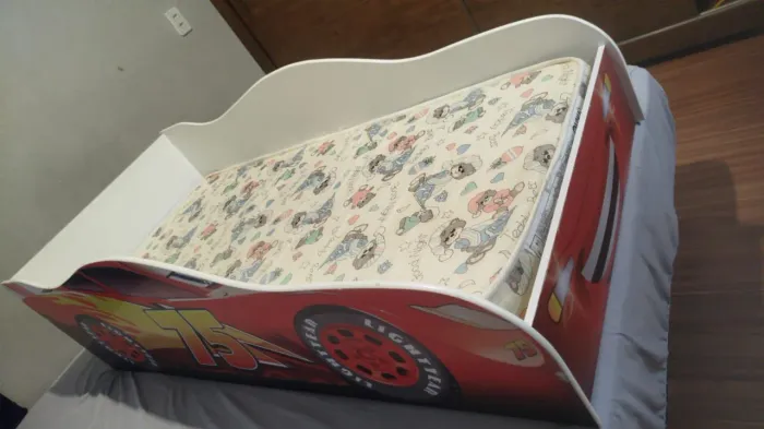 Cama infantil Relâmpago McQueen c/ Colchão 2 meses de uso