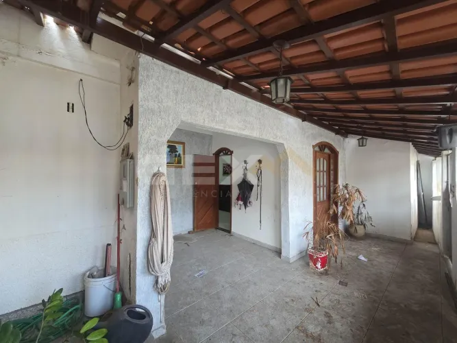 Casa à Venda com 04 Quartos no Bairro Catalão em Divinópolis MG.