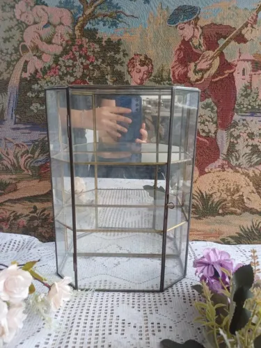 Mini cristaleira vintage espelhada (possui um vidro trincado) 