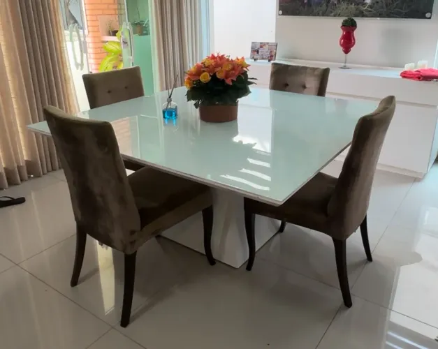 Mesa quadrada linda! Só a mesa.