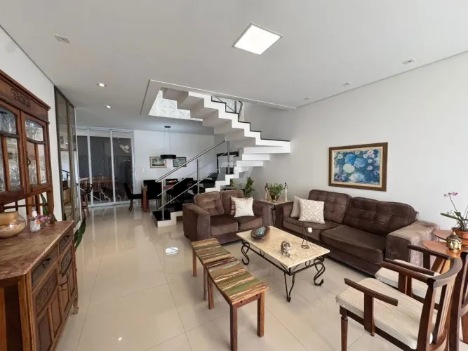 Casa em condomínio à venda em Piracicaba-SP, no bairro Taquaral. Com 3 quartos, 3 suítes,