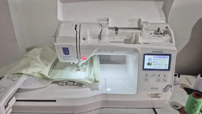 MÁQUINA DE BORDAR BROTHER BP1430 + LINHAS