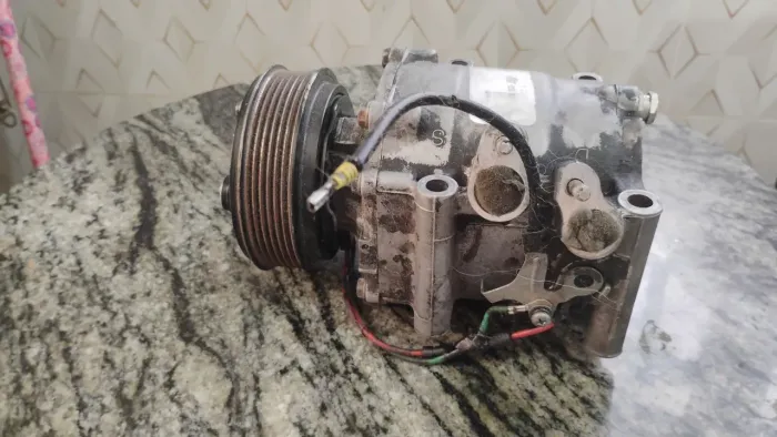 Compressor de ar condicionado com defeito para concerto ou retirada de peças.