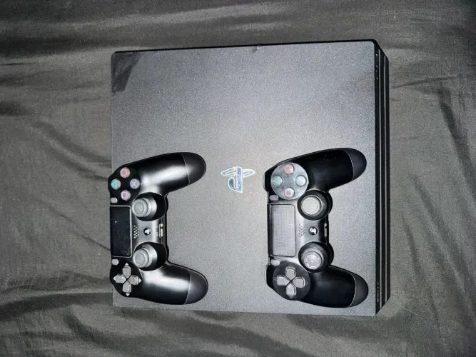 PS4 1TB Conservado + 2 Controles 