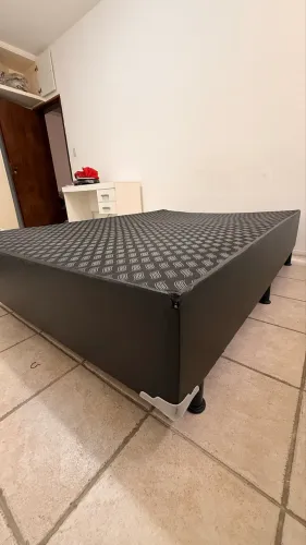 DOAÇÃO - Base de cama box (sem colchão)