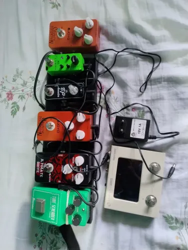 Barbada vendo kit pedaleira e pedais de guitarra