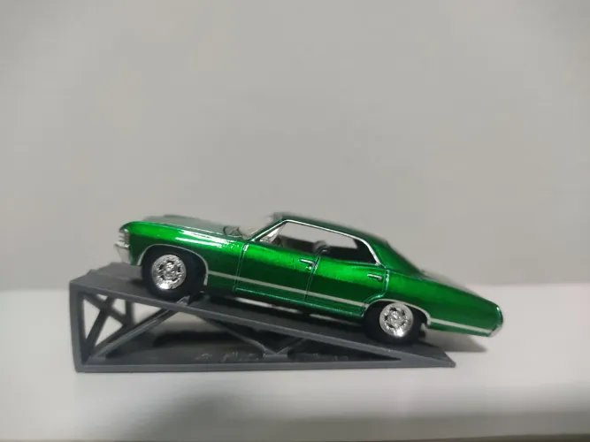 MINIATURA '67 CHEVROLET IMPALA SPORT SEDAN