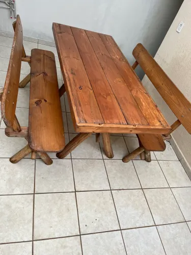 Conjunto mesa com 2 bancos