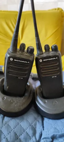 Rádios Comunicadores Motorola DEP 450 + Fones de Ouvido