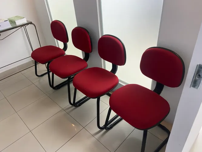 Cadeiras de Escritório Fixas (4 Vermelhas e 2 Cinzas) - Recepção / Espera