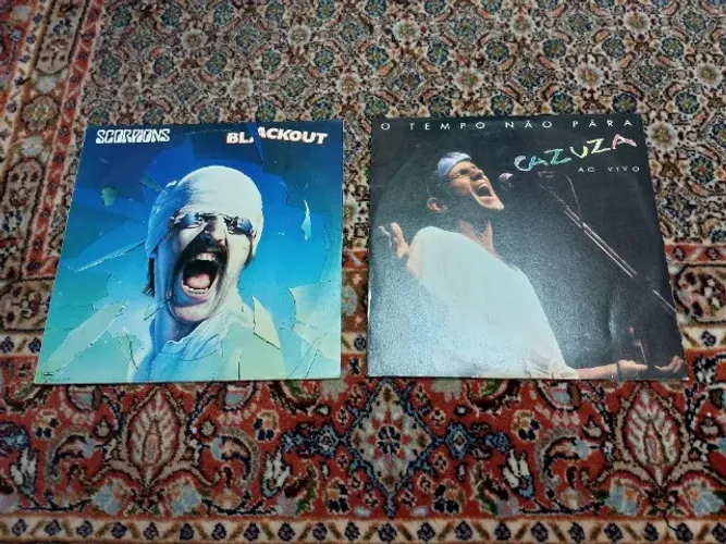 Lote com dois LPs - Scorpions Blackout e Cazuza ao Vivo