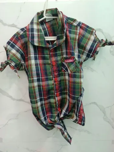 Camisa quadriculada verde, vermelha, azul, amarelo, branco.