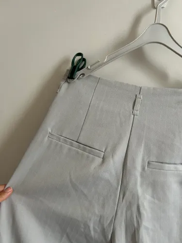 Calça cenoura cinza