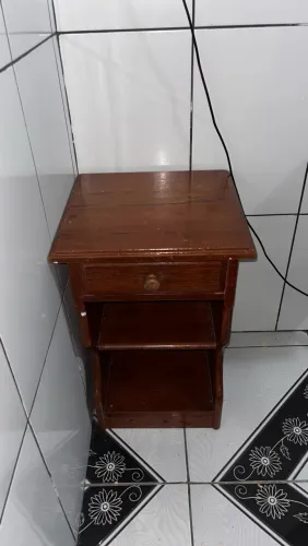 Vende se mesa de cabeceira madeira maciça