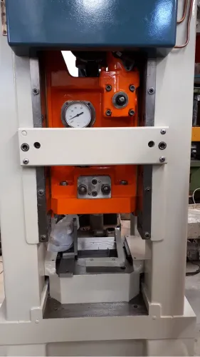 Prensa excêntrica rápida. Tipo H. 40 tons. 400 gpm. Revisada