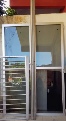 Porta de vidro com estrutura de alumínio