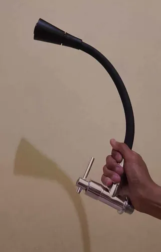 Torneira de Cozinha ou Banheiro de Parede com ajuste de fluxo de água .