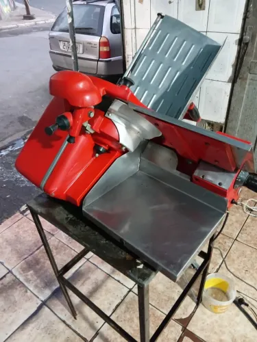 Máquina para fatiar frios