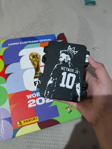 Vendo álbum capa dura + 16 pacotes e 143 figurinhas + legend Jérémy Doku + caixinha neymar