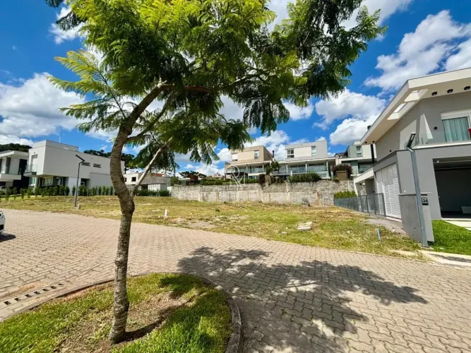 Terreno à venda no condomínio fechado Le Parc