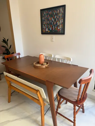 Jogo de mesa, 4 cadeiras e um banco de dois lugares 